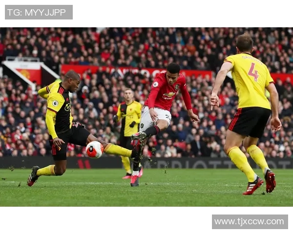 英超激战波尔图绝杀曼联补时进球引发全场狂欢与转会传闻